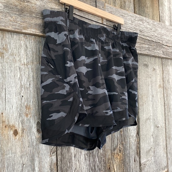 Athleta Printed Mesh Racer Run Short 4" Black Camo Size 1X - Picture 3 of 9